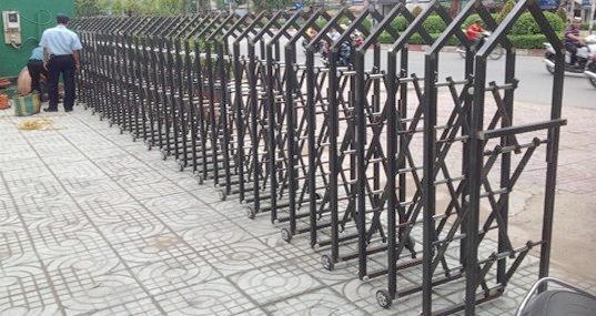 Inox Tân Thành Long thi công công trình cổng xếp tại Trường Chinh HCM